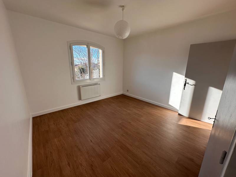 Location Aix nord Couteron LC Gestion vous propose un appartement de 115m² avec abri voiture, calme, libre.